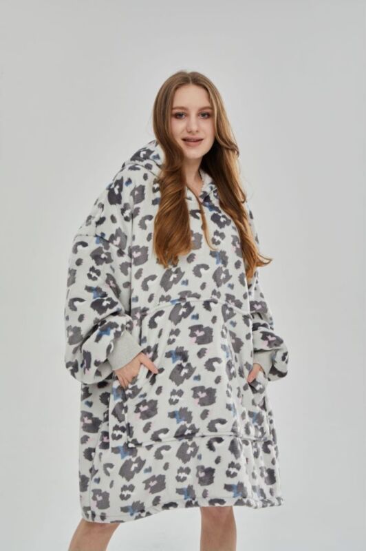 Oversized Winter Hoodie Blanket