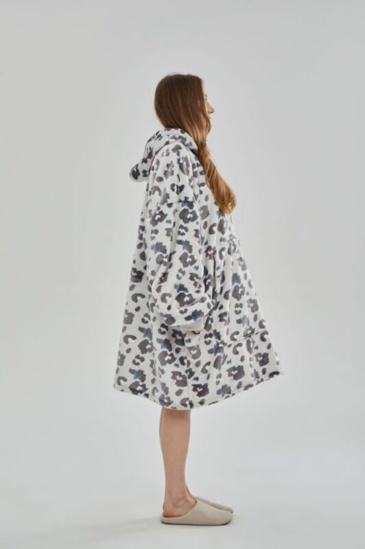 Oversized Winter Hoodie Blanket